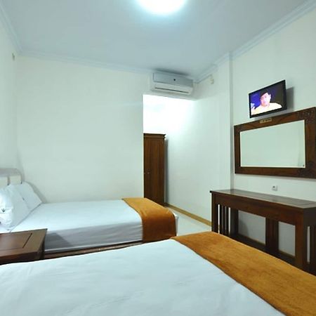 Hotel Bukit Uhud ยอกยาการ์ตา ภายนอก รูปภาพ