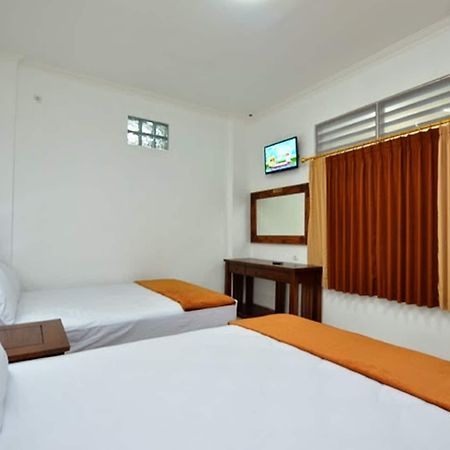 Hotel Bukit Uhud ยอกยาการ์ตา ภายนอก รูปภาพ