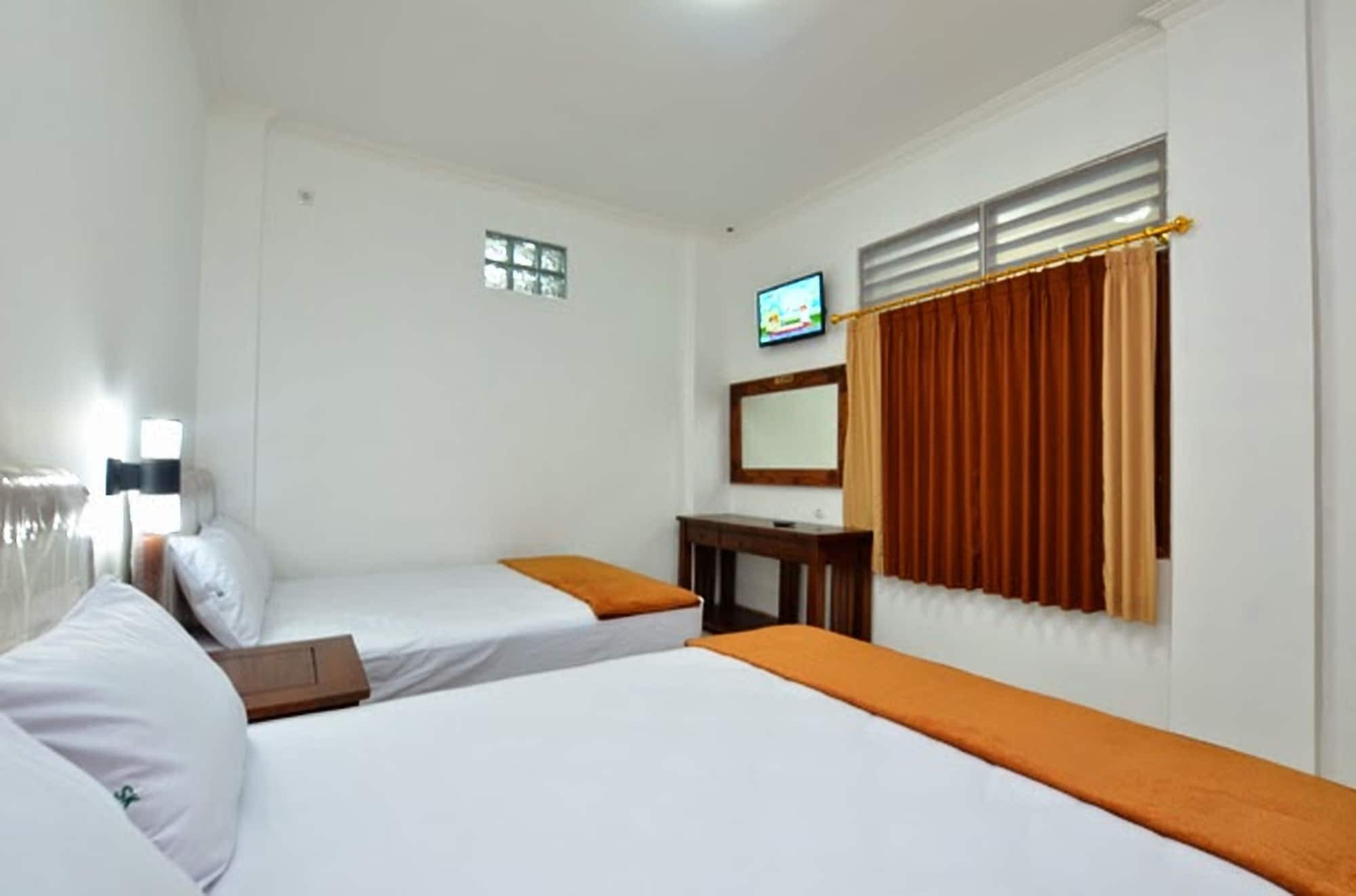 Hotel Bukit Uhud ยอกยาการ์ตา ภายนอก รูปภาพ